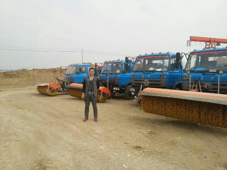 我公司韓經理與環衛機械合影 我公司韓經理與環衛機械合影