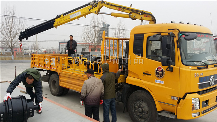 計量所工作人員檢驗地秤 計量所工作人員檢驗地秤