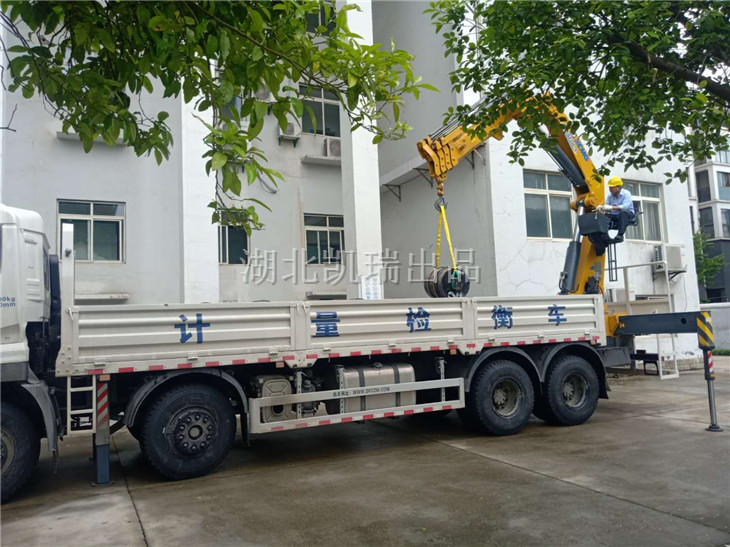 檢衡車吊裝砝碼作業(yè) 檢衡車吊裝砝碼作業(yè)