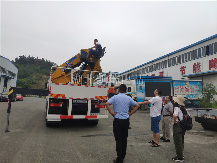 我公司技術(shù)人員實(shí)際操作計(jì)量檢衡車(chē) 我公司技術(shù)人員實(shí)際操作計(jì)量檢衡車(chē)