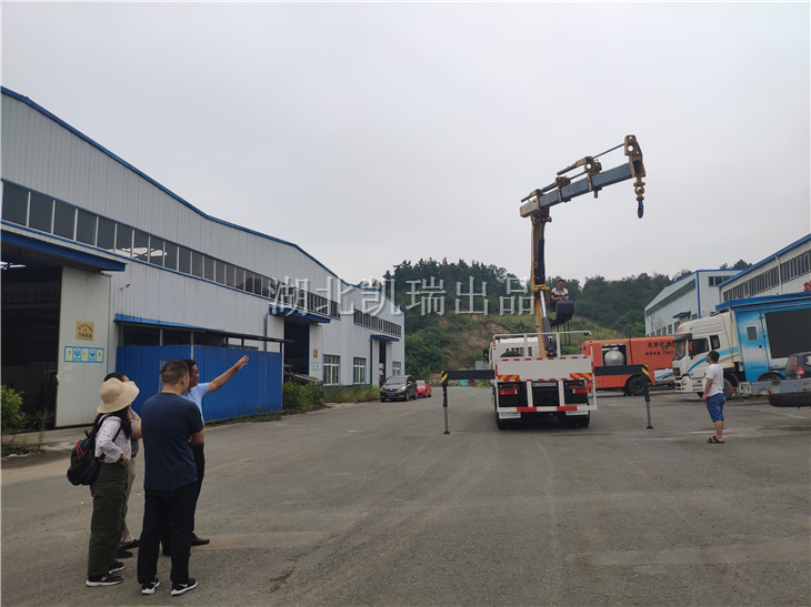 檢驗(yàn)徐工8噸吊臂長(zhǎng)度 檢驗(yàn)徐工8噸吊臂長(zhǎng)度