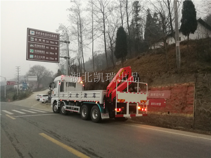 武威計量所檢衡車在G316國道上打開警示燈的狀態 武威計量所檢衡車在G316國道上打開警示燈的狀態