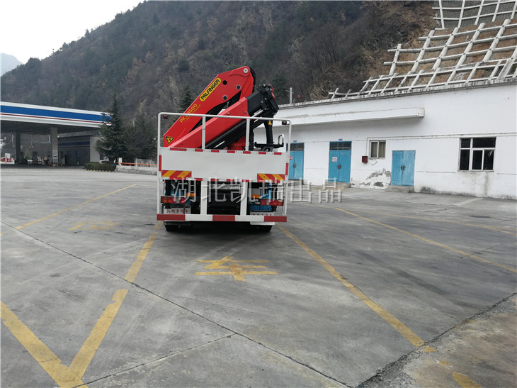 武威計量所檢衡車發運在服務區(后) 武威計量所檢衡車發運在服務區(后)