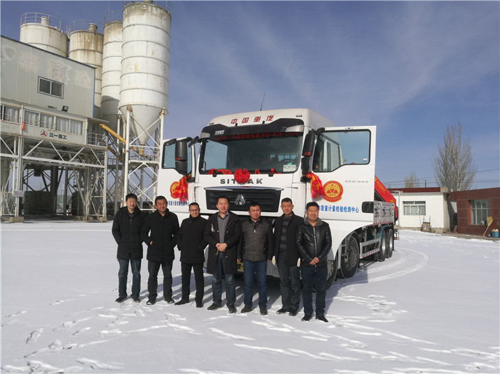 砝碼裝車完畢后武威計量所領導合影記錄 砝碼裝車完畢后武威計量所領導合影記錄