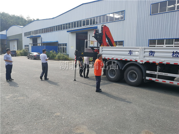 對整車進(jìn)行詳細(xì)檢驗,觀察車輛細(xì)節(jié) 對整車進(jìn)行詳細(xì)檢驗,觀察車輛細(xì)節(jié)