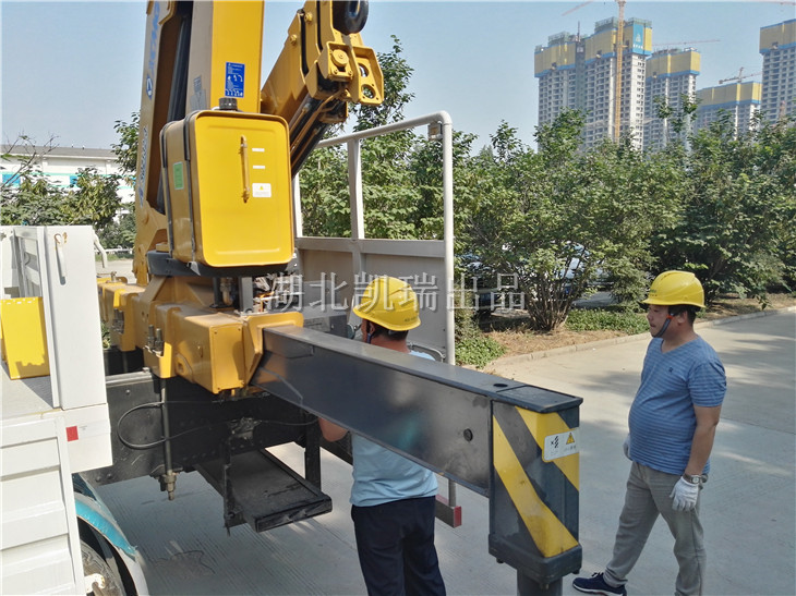 許昌市質量監督檢驗測試中心工作人員操作檢衡車 許昌市質量監督檢驗測試中心工作人員操作檢衡車