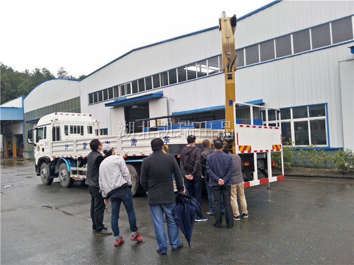 計(jì)量所領(lǐng)導(dǎo)親自操作檢衡車吊臂 計(jì)量所領(lǐng)導(dǎo)親自操作檢衡車吊臂