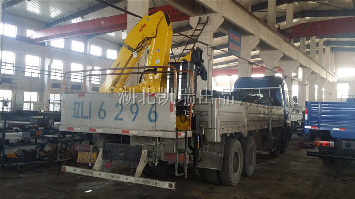 正在進行吊機改造的檢衡車 正在進行吊機改造的檢衡車