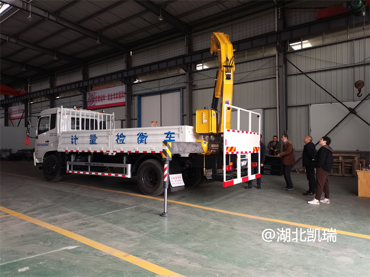 講解DWJ5180JJHD6型計量檢衡車吊裝砝碼操作要領 講解DWJ5180JJHD6型計量檢衡車吊裝砝碼操作要領